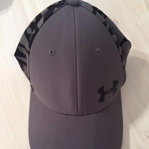 Fitted Under Armour Hat like new size L camo back